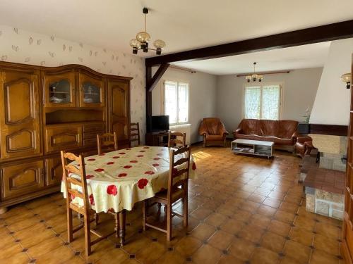 un salon avec une table et un canapé dans l'établissement Gîte au cœur d'Artenay – 3 chambres, tout confort, à 25 min d'Orléans, proche commerces et musées - FR-1-590-123, à Artenay