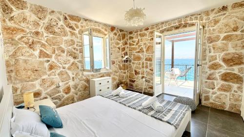 Postel nebo postele na pokoji v ubytování Villa Pearl of Kali, island Ugljan - first row to the sea