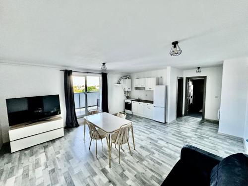 Kuchyň nebo kuchyňský kout v ubytování Apartament Premium