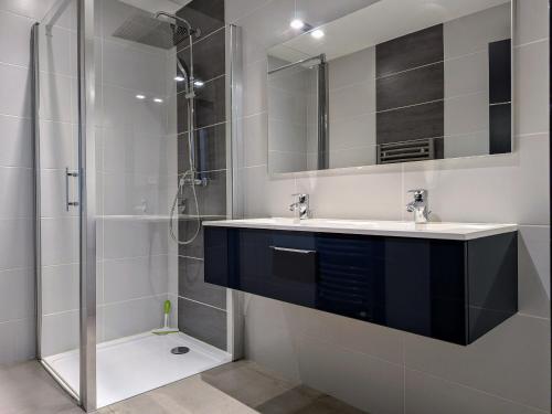 Ένα μπάνιο στο Gîte confortable avec piscine chauffée, pour 23 pers., idéal pour familles et amis - FR-1-582-101