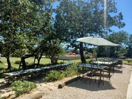 Κήπος έξω από το Domaine de la Chêneraie