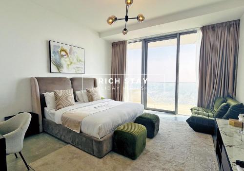 Postel nebo postele na pokoji v ubytování Splendid 3BR in Stella Maris,Sea View,Dubai Marina