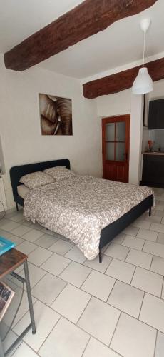 une chambre avec un lit dans une pièce dans l'établissement Studio tout confort en Provence Mont Ventoux., à Bédoin