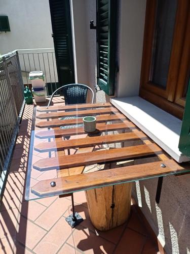a wooden table sitting on top of a patio at Casetta in Centro in Città di Castello