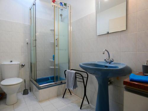 a bathroom with a sink and a shower and a toilet at Escapade Paisible: Gîte pour 8 à Saint-Hilaire-sur-Yerre, Jardin Clos, Proche Chateaudun et Chartres - FR-1-581-131 in Saint-Hilaire-sur-Yerre