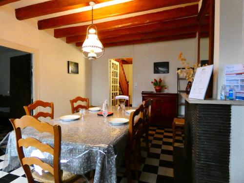 une salle à manger avec une table et des chaises dans l'établissement Escapade Paisible: Gîte pour 8 à Saint-Hilaire-sur-Yerre, Jardin Clos, Proche Chateaudun et Chartres - FR-1-581-131, à Saint-Hilaire-sur-Yerre