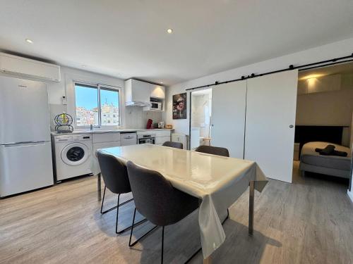 une cuisine et un salon avec une table et des chaises dans l'établissement Le Saint-Jean By SCLS Locations, à Cannes