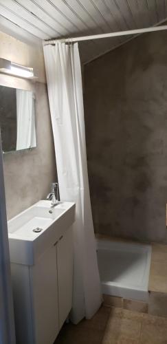 une salle de bain avec un lavabo et un rideau de douche dans l'établissement VELO VENTOUX et NESQUE, à Villes-sur-Auzon