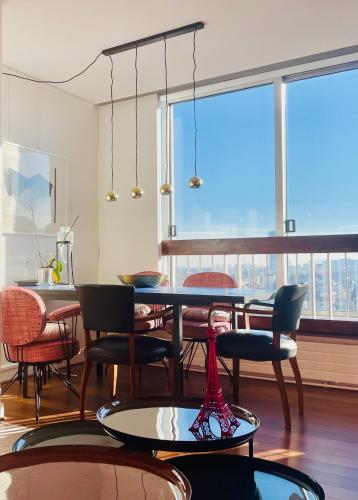 une salle à manger avec une table et des chaises dans l'établissement Panoramique vue NEW design proche Tour Eiffel, à Paris