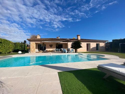 une villa avec piscine devant une maison dans l'établissement Villa contemporaine de plain pied Biot, à Biot
