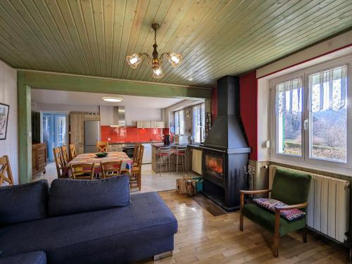 un salon avec un canapé et une cheminée dans l'établissement Gîte spacieux en ancienne ferme rénovée, idéal pour familles et amis – proche randos et sites touristiques - FR-1-589-6, à Ban-sur-Meurthe-Clefcy