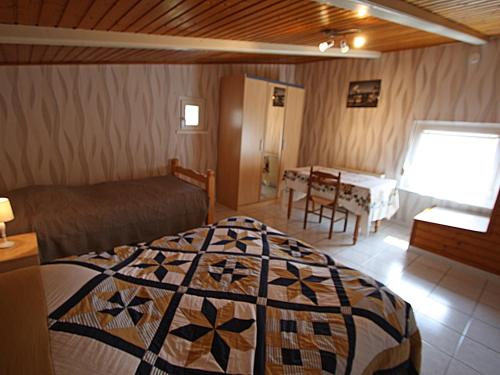 una camera da letto con un letto e un tavolo di Gîte familial aux Vosges avec jeux pour enfants, à proximité de la nature et activités sportives - FR-1-589-111 a Le Ménil