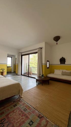 Una cama o camas en una habitación de Dar Al Manar