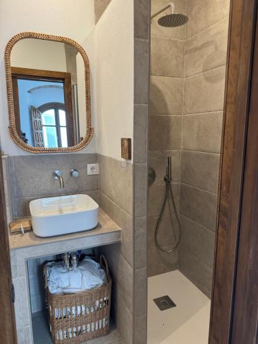 a bathroom with a sink and a shower at Apartamento Café Bernal in Tarifa