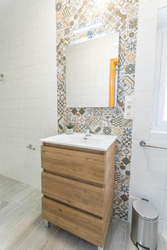 a bathroom with a sink and a mirror at Embrujo Andaluz Complejo Rural Órgiva in Órgiva