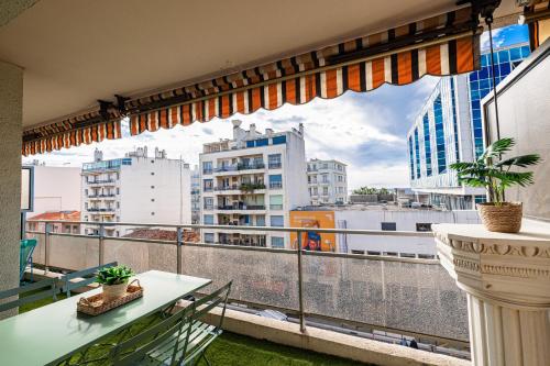 un balcon avec une table et une vue sur une ville dans l'établissement Large 2 Bdr Close to the Beach Balcony & Garage, à Nice