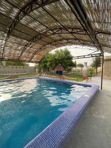 Piscina a Shirin Ethno House o a prop