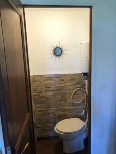 une salle de bain avec des toilettes avec une araignée sur le mur dans l'établissement SUN SETE BEACH Studio, à Sète