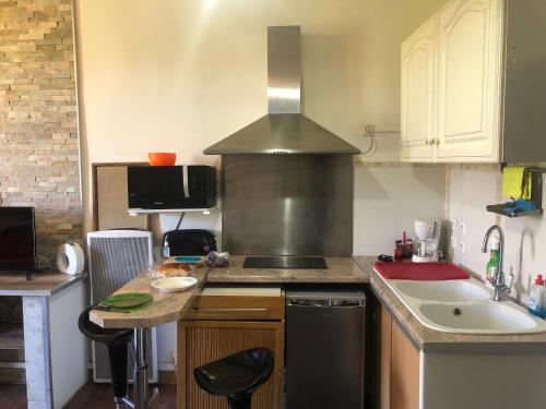 une cuisine avec un évier et une cuisinière dans l'établissement SUN SETE BEACH Studio, à Sète