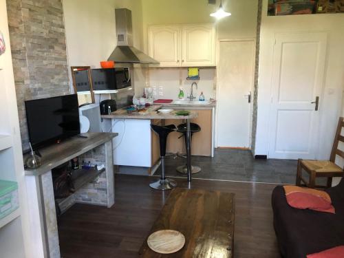 - une petite cuisine avec une table et un comptoir dans l'établissement SUN SETE BEACH Studio, à Sète