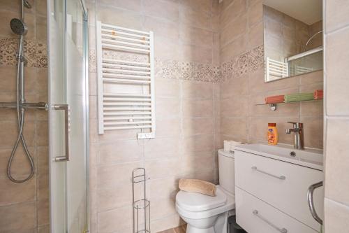 une salle de bain avec toilettes et douche dans l'établissement Appartement Suite Truffaut, à Paris