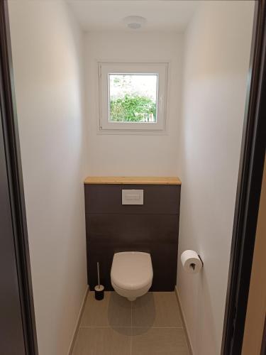 Elle comprend une petite salle de bains pourvue de toilettes et d'une fenêtre. dans l'établissement Comme à la maison !, à Matour