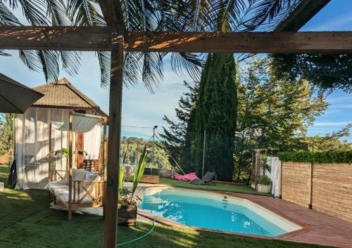 - une piscine dans une cour avec une terrasse en bois dans l'établissement Lamaisondugénie, à Nice