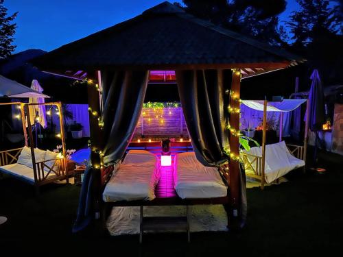 - une chambre avec un kiosque la nuit dans l'établissement Lamaisondugénie, à Nice