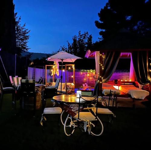 La maison du génie et ses hébergements insolites