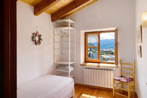 a bedroom with a bed and a window at Chalet de montaña con vistas in Prullans