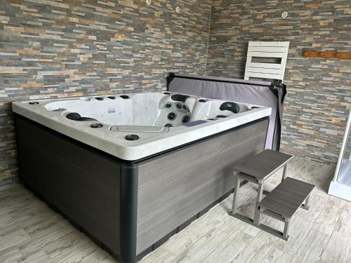 Φωτογραφία από το άλμπουμ του le domaine du bez gite de la grise piscine sauna hammam spa σε Saint-Laurent-dʼOlt