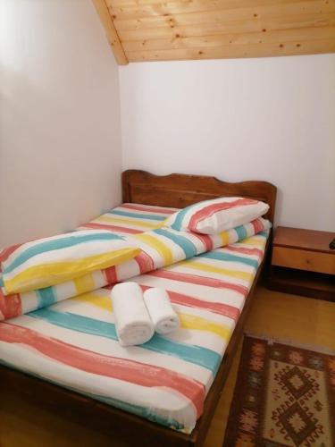 Una cama en una habitación con dos toallas encima. en Casa Maira, en Ranca