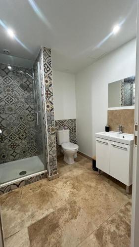 une salle de bain avec une douche, des toilettes et un lavabo dans l'établissement Appartement paisible entre terre et mer, à Cabrières