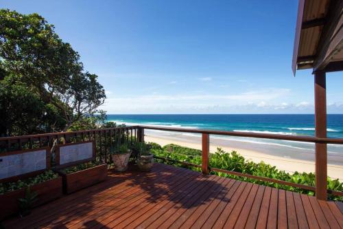 a wooden deck with a view of the beach at Mar Azul 4 in Ponta Malongane