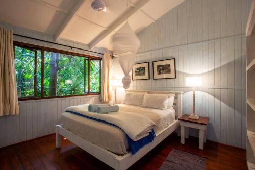 a bedroom with a bed and a window at Mar Azul 4 in Ponta Malongane