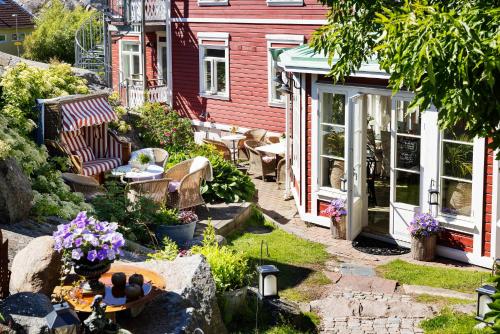 a garden in front of a house at Strandflickornas Havshotell Lysekil in Lysekil