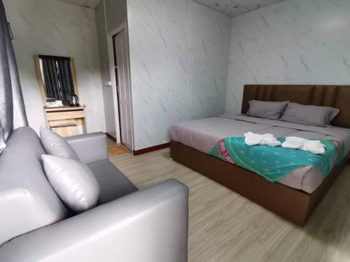 una camera da letto con un letto con due asciugamani sopra di Wangpocamping วังโพแค้มป์ปิ้ง a Ban Wang Pho