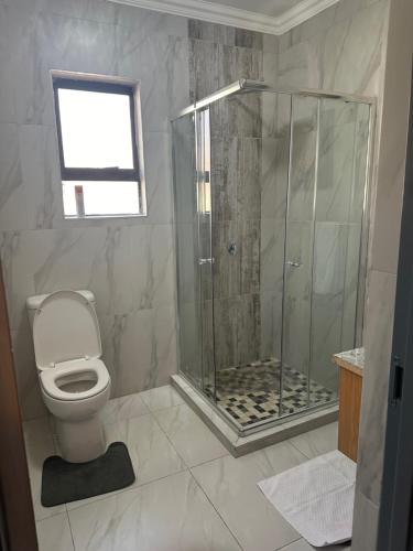 Bilik mandi di Vilanculos Guesthouse