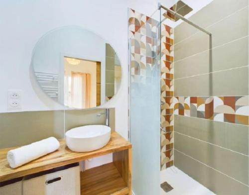 une salle de bain avec un lavabo et un miroir dans l'établissement Maison - 8 à 10 personnes les Grenettes, à Sainte-Marie de Ré