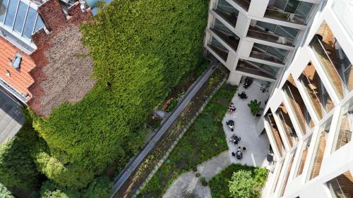 an overhead view of a building with a green hedge at Wilmina Apartments & Lofts in Berlin