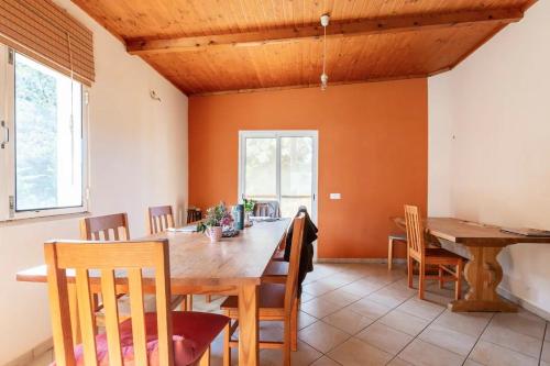 una sala da pranzo con tavolo e sedie in legno di Quinta Shangri-La a Silves