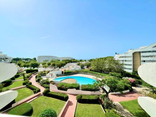 une vue aérienne d'une piscine dans un parc dans l'établissement PGH N4 - Vue Mer, Piscine & Parking Privé, à La Grande Motte