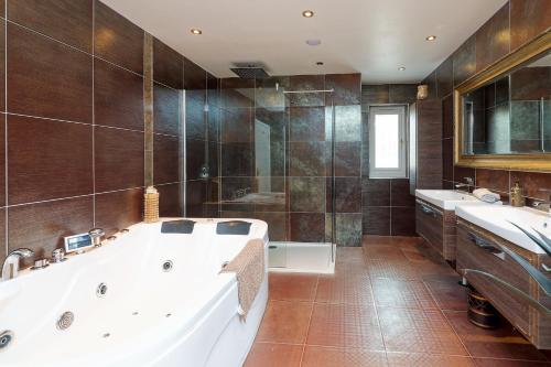 a large bathroom with a tub and two sinks at Brig O'Doon 1 in Ayr