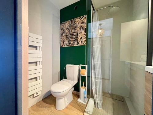 une salle de bain avec toilettes et douche dans l'établissement PGH N4 - Vue Mer, Piscine & Parking Privé, à La Grande Motte