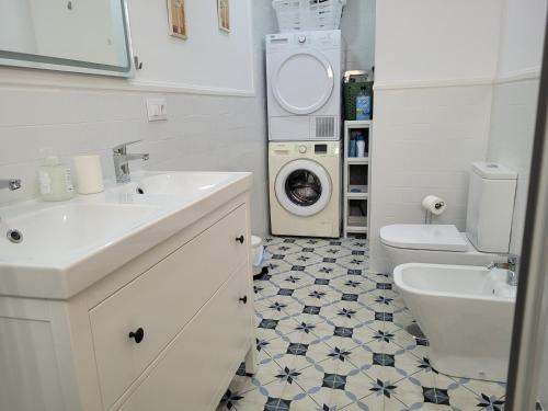 a bathroom with a sink and a washing machine at Apartamento con WiFi y aparcamiento privado in Alcalá de Guadaira