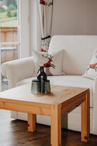 Ein Sitzbereich in der Unterkunft ALMGUT - Mountain Wellness Hotel