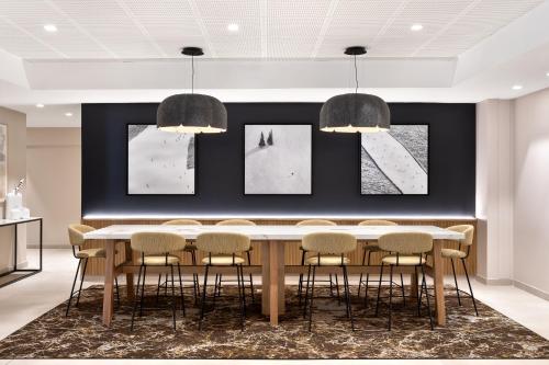 a dining room with a table and chairs at Hôtel Eliseo in Lourdes