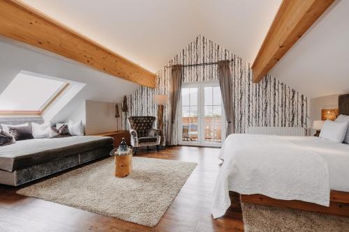Postel nebo postele na pokoji v ubytování ALMGUT - Mountain Wellness Hotel
