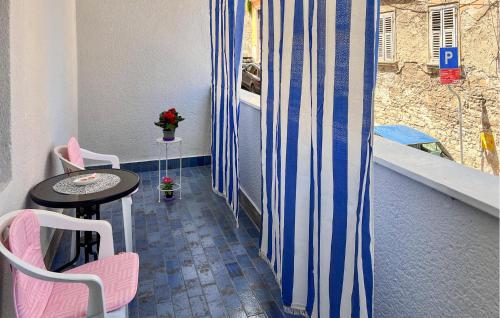 een kleine kamer met een tafel en stoelen en een raam bij Nice Apartment In Pula With Wifi in Pula