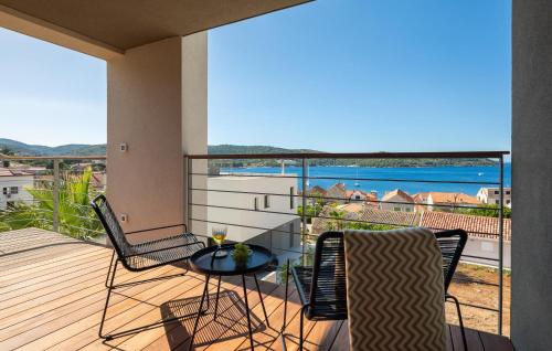 a balcony with a table and chairs and a view of the ocean at Gorgeous Home In Vis With Sauna in Vis